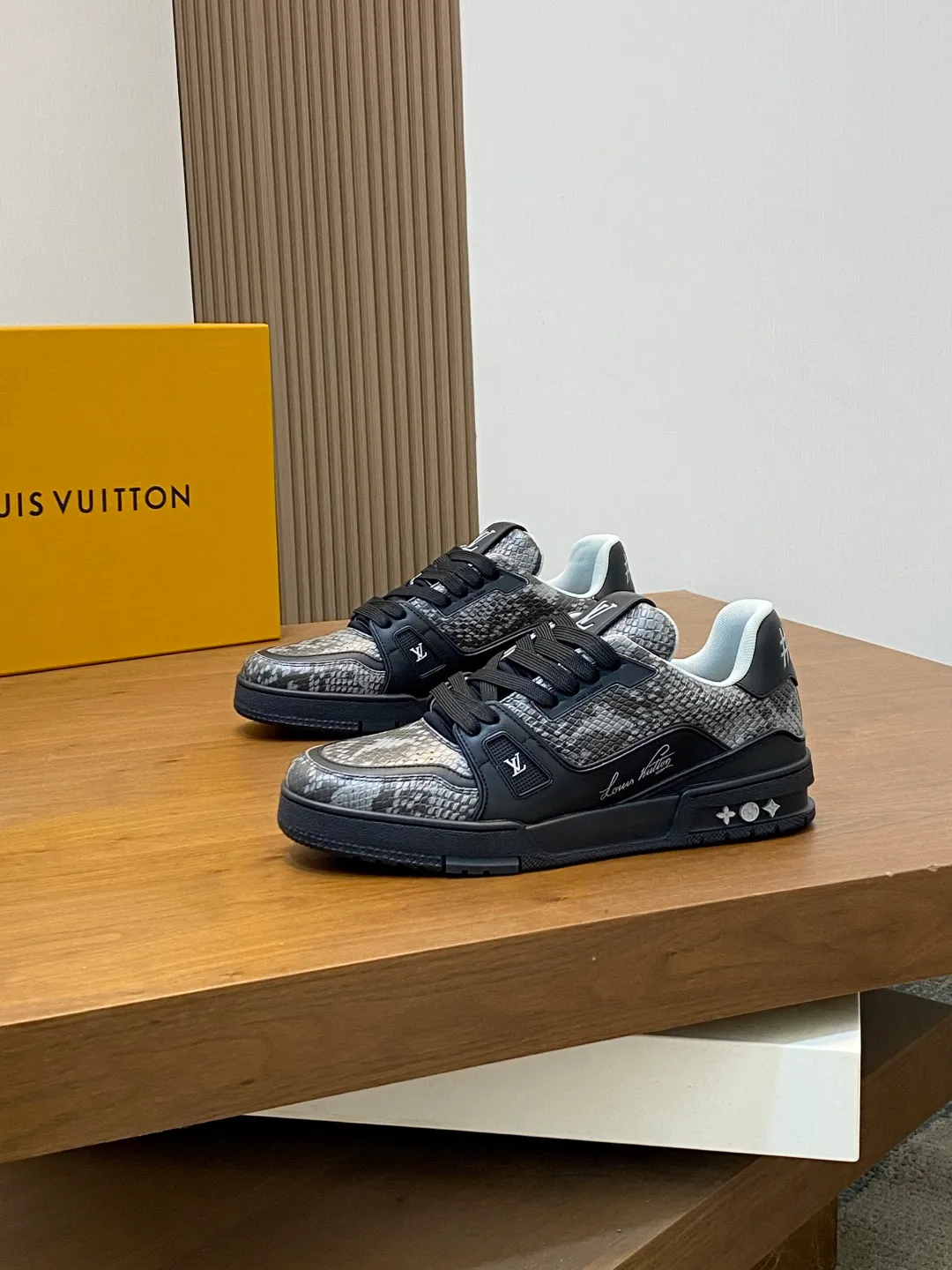 💰860 LV TRAINER python pattern sneakers for men are shipping. The early version of the LV Vuitton World official website is made of gorgeous snakeskin pattern and smooth cow leather, showing the creative inspiration drawn by menswear artistic director Virgil Abloh from retro basketball shoes. The handwritten Louis Vuitton logo is embossed to accentuate the complex structure of the upper. It is made of python textured leather and smooth calf leather. It is decorated with the handwritten Louis Vuitton logo and Vuitton logo on the side. The tongue is decorated with LV letters and the rear is decorated with the #54 logo. The classic rubber outsole is decorated with Monogram flowers. Needless to say, the comfort of Lujia's shoes is very masculine! Completely packaged! Size: 39-40-41-42-43-44 standard leather shoe size (38/45/46 can be customized and does not support returns)